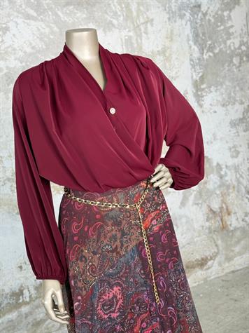 Saten Kumaş Kruvaze Yaka Broş Detaylı Bluz (Bordo)