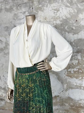 Saten Kumaş Kruvaze Yaka Broş Detaylı Bluz (Beyaz)