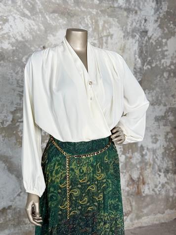 Saten Kumaş Kruvaze Yaka Broş Detaylı Bluz (Beyaz)