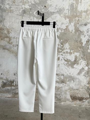 Sırt Lastik Detaylı Havuç Model Pantolon (Beyaz)