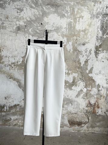 Sırt Lastik Detaylı Havuç Model Pantolon (Beyaz)