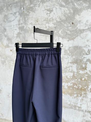 Sırt Lastik Detaylı Havuç Model Pantolon (Lacivert)
