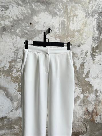Sırt Lastik Detaylı Havuç Model Pantolon (Beyaz)