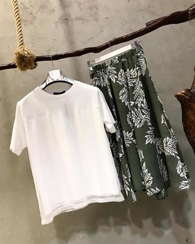 Sırtı Yazı ve Tül Detaylı Tshirt