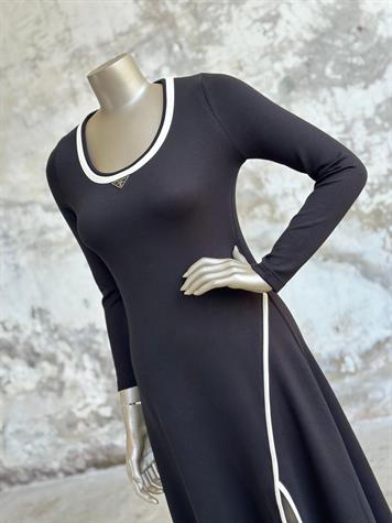 Soft Modal Kumaş Şeritli Armalı Elbise (Siyah)