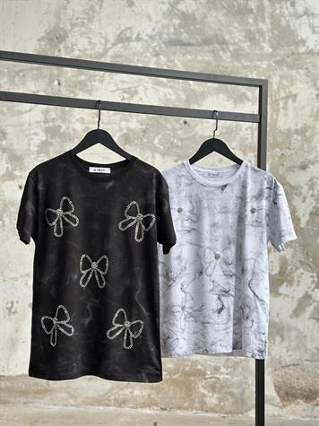 Taş Yıkamalı Kristal Fiyonk Detaylı Tişört (Siyah/Beyaz)