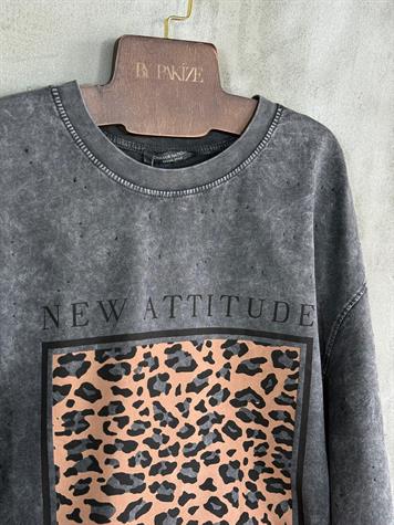 Taş Yıkamalı Leopar Baskılı Oversize Dokuma Tişört (Gri)