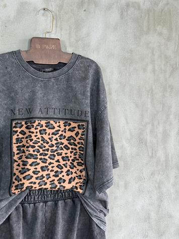 Taş Yıkamalı Leopar Baskılı Oversize Dokuma Tişört (Gri)