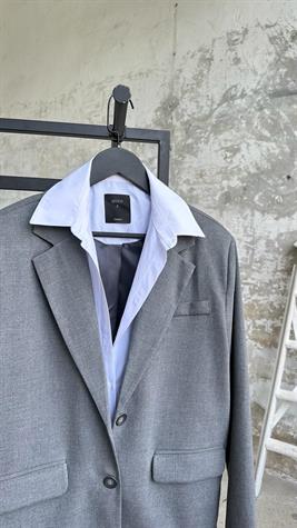 Tasarım Gömlek Detaylı Arkası Baskılı Blazer Ceket (Gri)