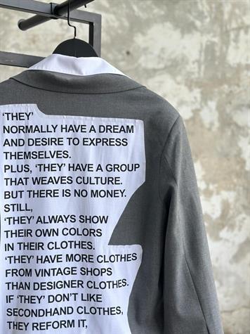 Tasarım Gömlek Detaylı Arkası Baskılı Blazer Ceket (Gri)