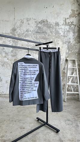Tasarım Gömlek Detaylı Arkası Baskılı Blazer Ceket (Gri)