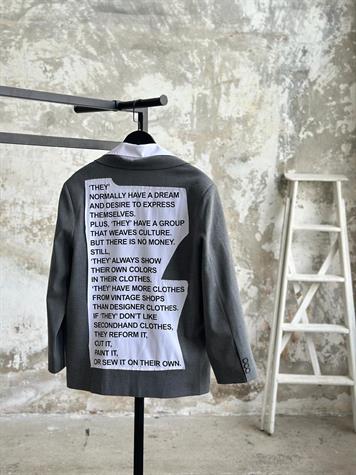 Tasarım Gömlek Detaylı Arkası Baskılı Blazer Ceket (Gri)