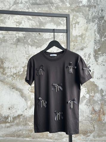 Tasarım Kristal Taş İşçilikli Fiyonk Detaylı Tişört (Siyah/Beyaz)