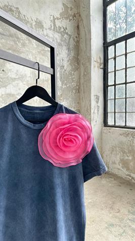 Tasarım Model Pembe Organze Güllü Taş Yıkamalı Tişört (İndigo)
