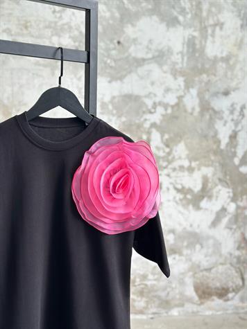Tasarım Model Pembe Organze Güllü Tişört (Siyah)