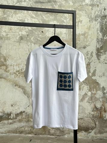 Tasarım Tek Cep Kristal Taş İşçilikli Tişört (Beyaz/Siyah)
