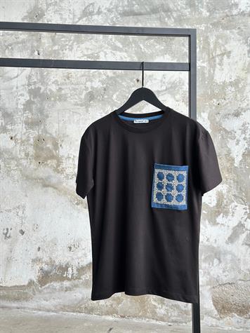 Tasarım Tek Cep Kristal Taş İşçilikli Tişört (Beyaz/Siyah)