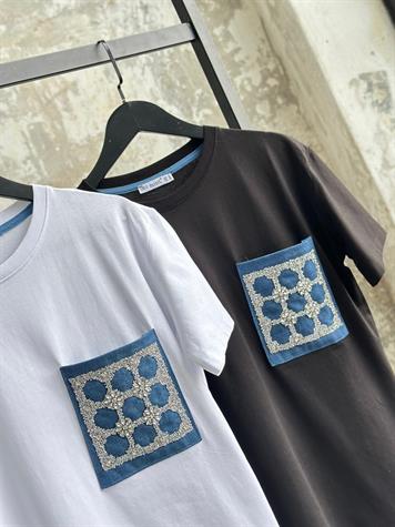 Tasarım Tek Cep Kristal Taş İşçilikli Tişört (Beyaz/Siyah)