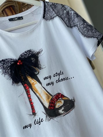 Topuklu Ayakkabı Baskılı Dantel Detaylı Tshirt (BEYAZ)