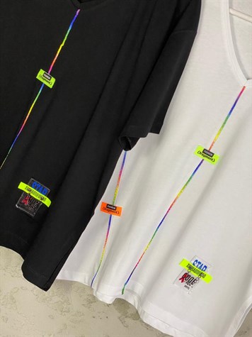 V Yaka Tasarım Etiketli Tshirt (Beyaz/Siyah)