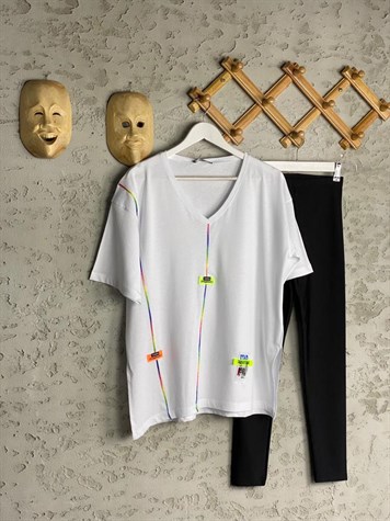 V Yaka Tasarım Etiketli Tshirt (Beyaz/Siyah)