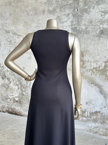 V Yaka Yırtmaç Detaylı Sıfır Kol Basic Elbise (Siyah)