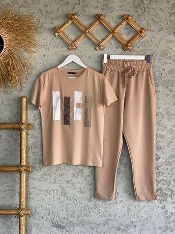 Vogue Yazı Detaylı Taş İşlemeli Tshirt (Bej)