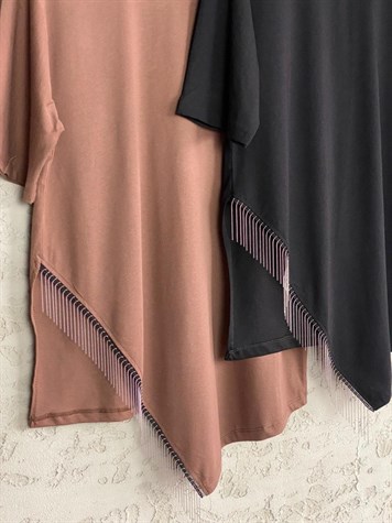 Yanı Yırtmaçlı Zincir Detaylı Tshirt (Kahverengi/Siyah)