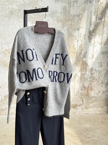 Yazı Desenli Düğmeli Oversize Triko Hırka (Gri)