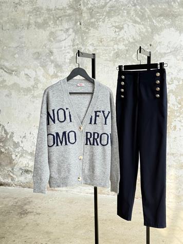 Yazı Desenli Düğmeli Oversize Triko Hırka (Gri)