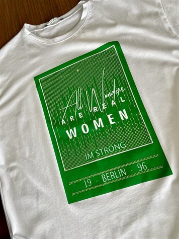 Yazı Detaylı İşlemeli Tshirt