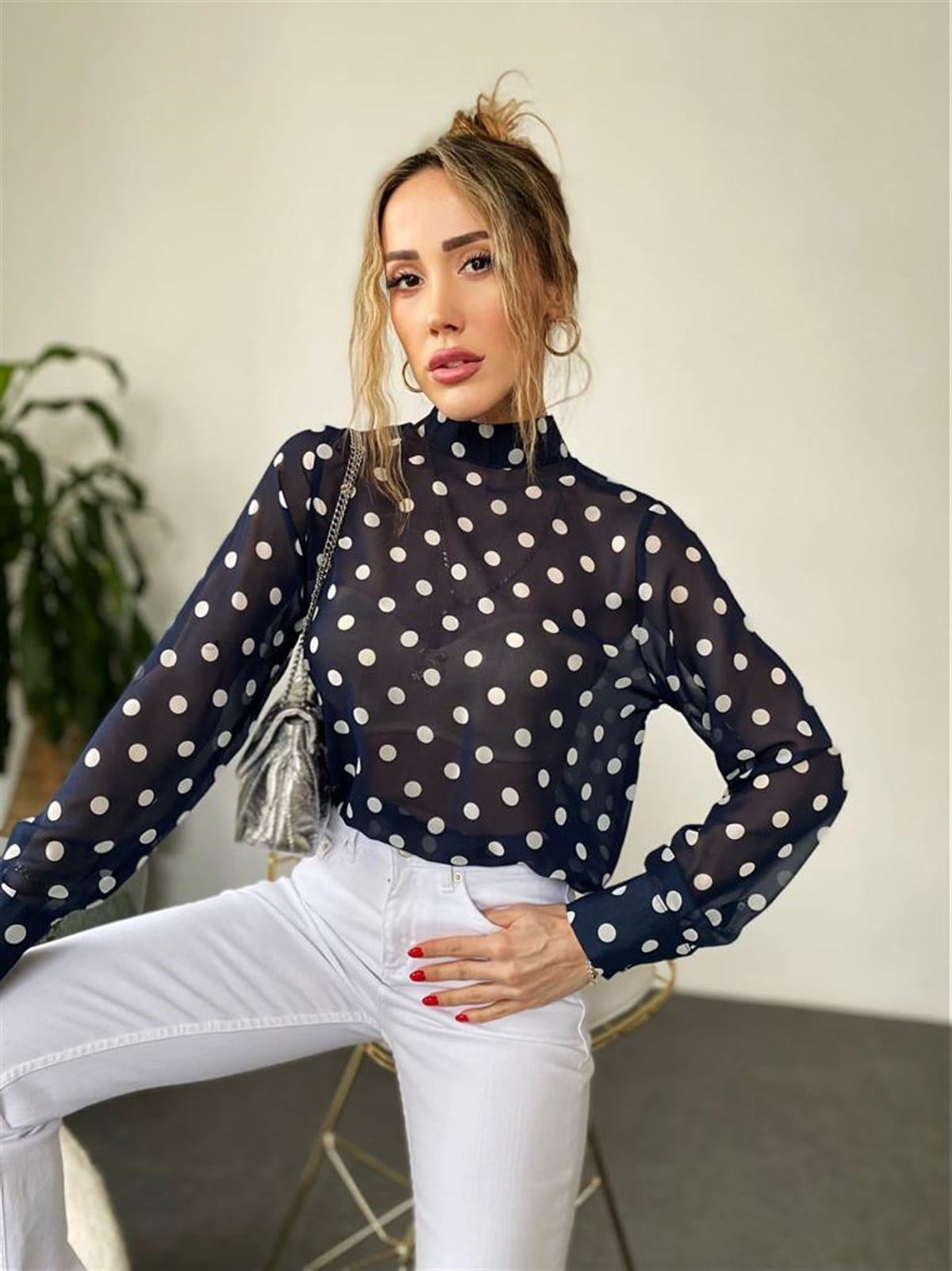 	Puantiye Desenli Fular Detaylı Bluz (Lacivert)