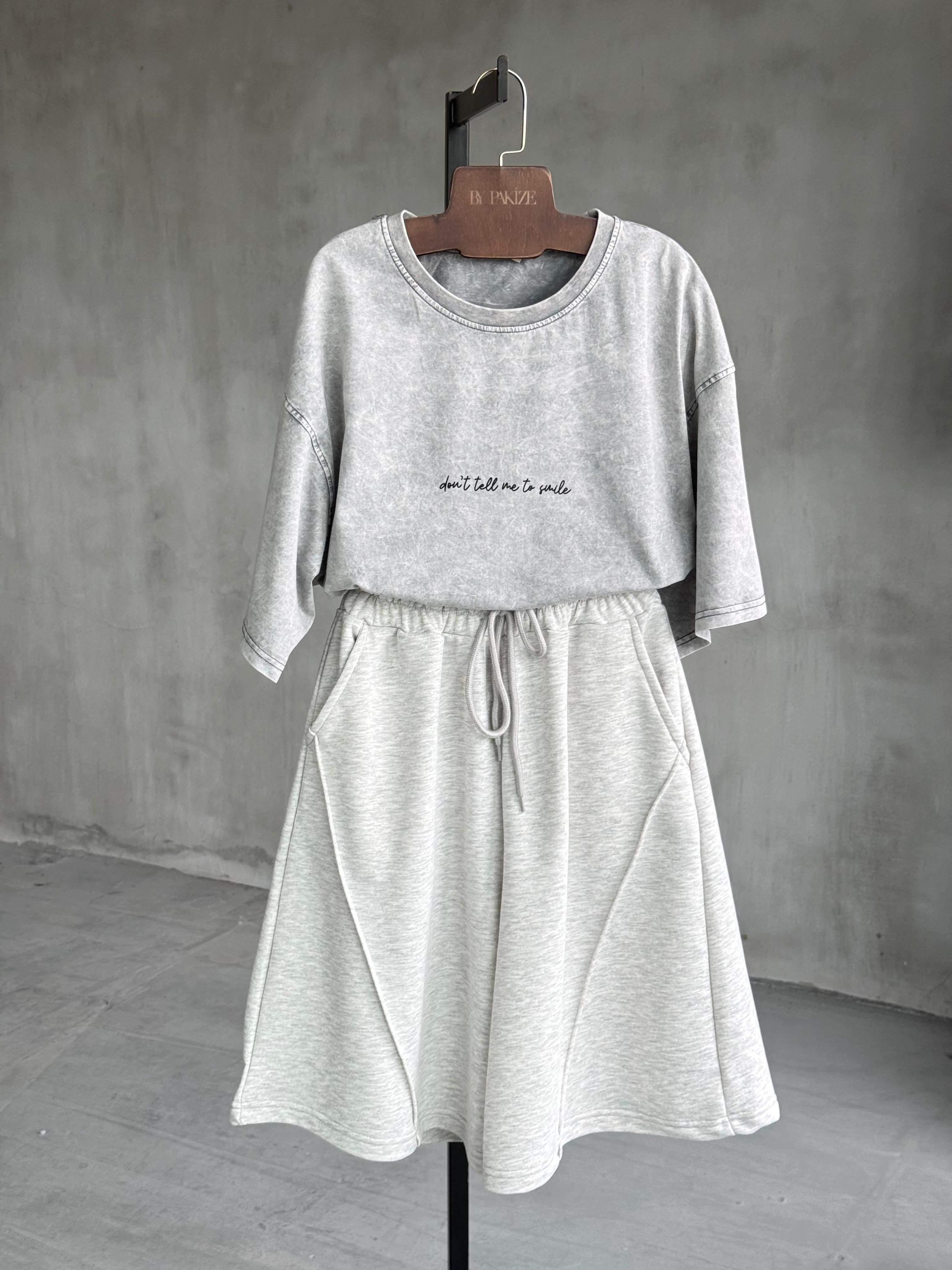  Yazı Baskılı Taş Yıkamalı Oversize Dokuma Tişört (Gri)