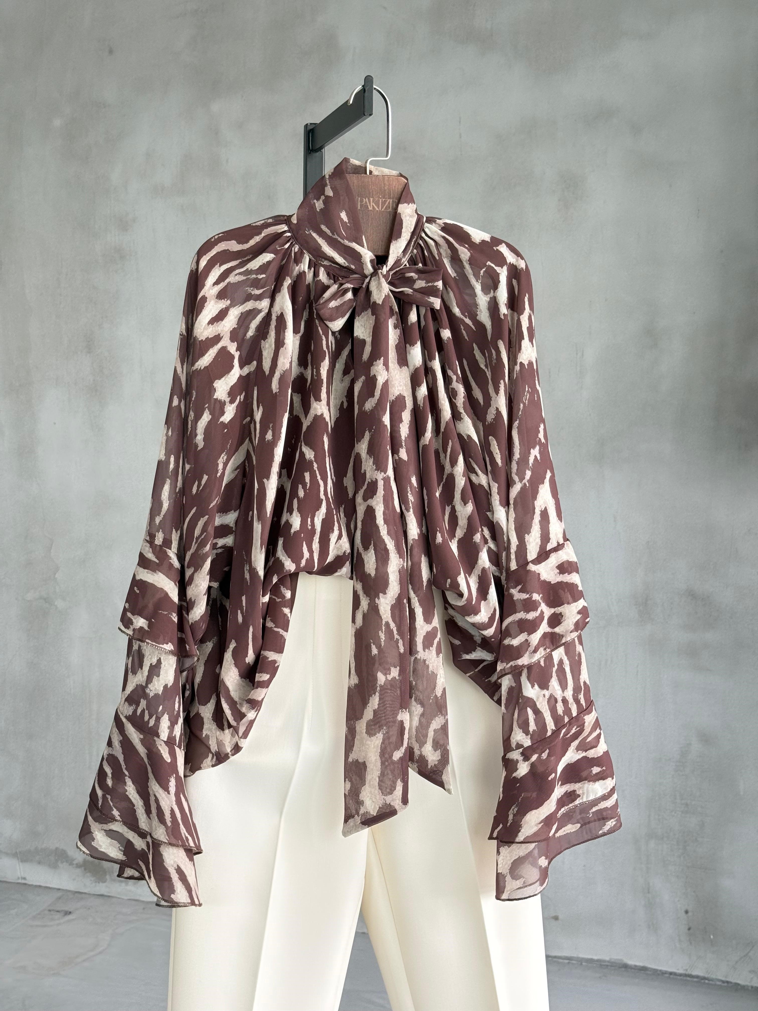 Boyun Bağlamalı Volan Kol Leopar Bluz (Kahve)
