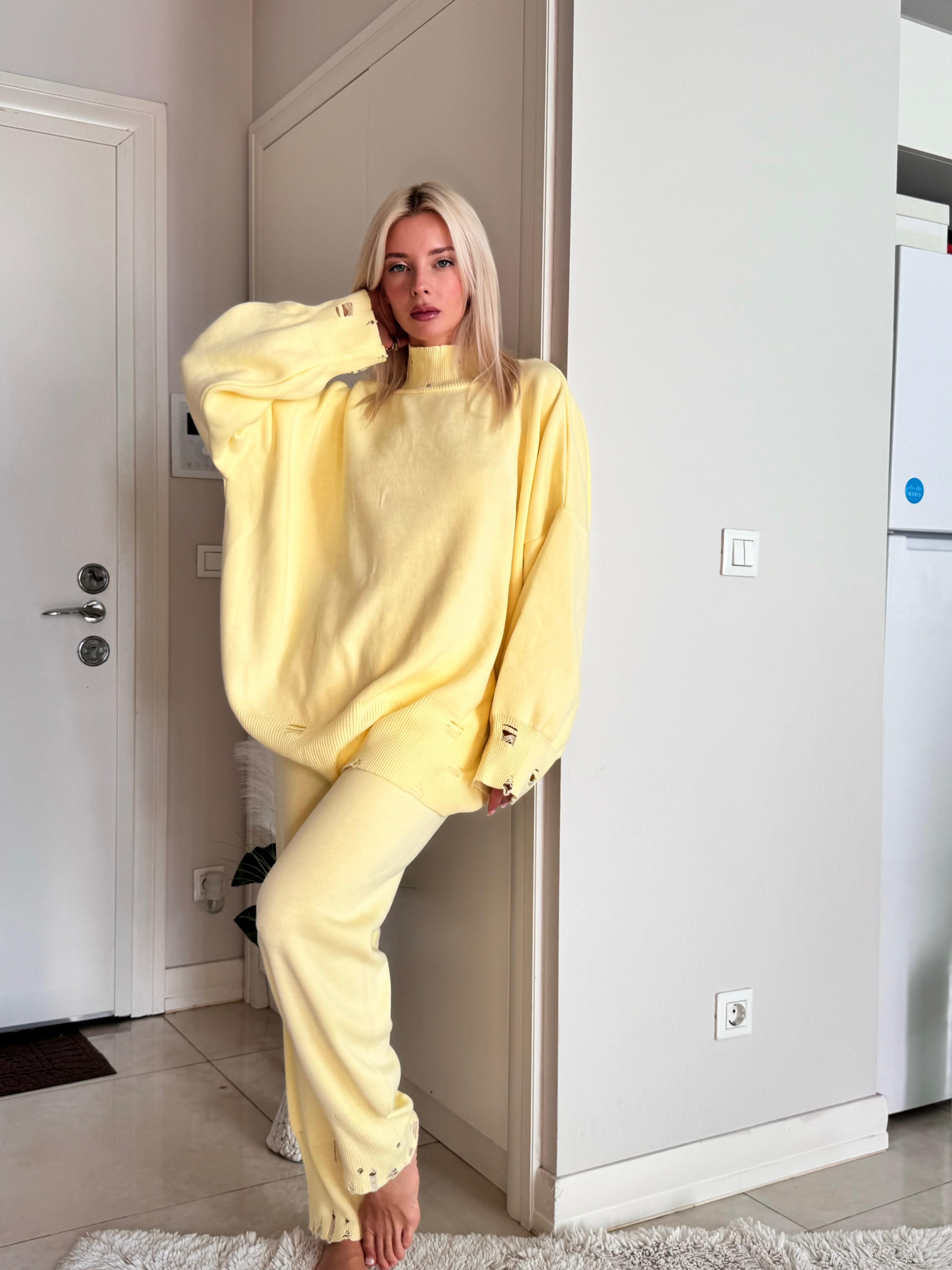 Dik Yaka Yırtık Detaylı Oversize Triko Takım (Sarı)