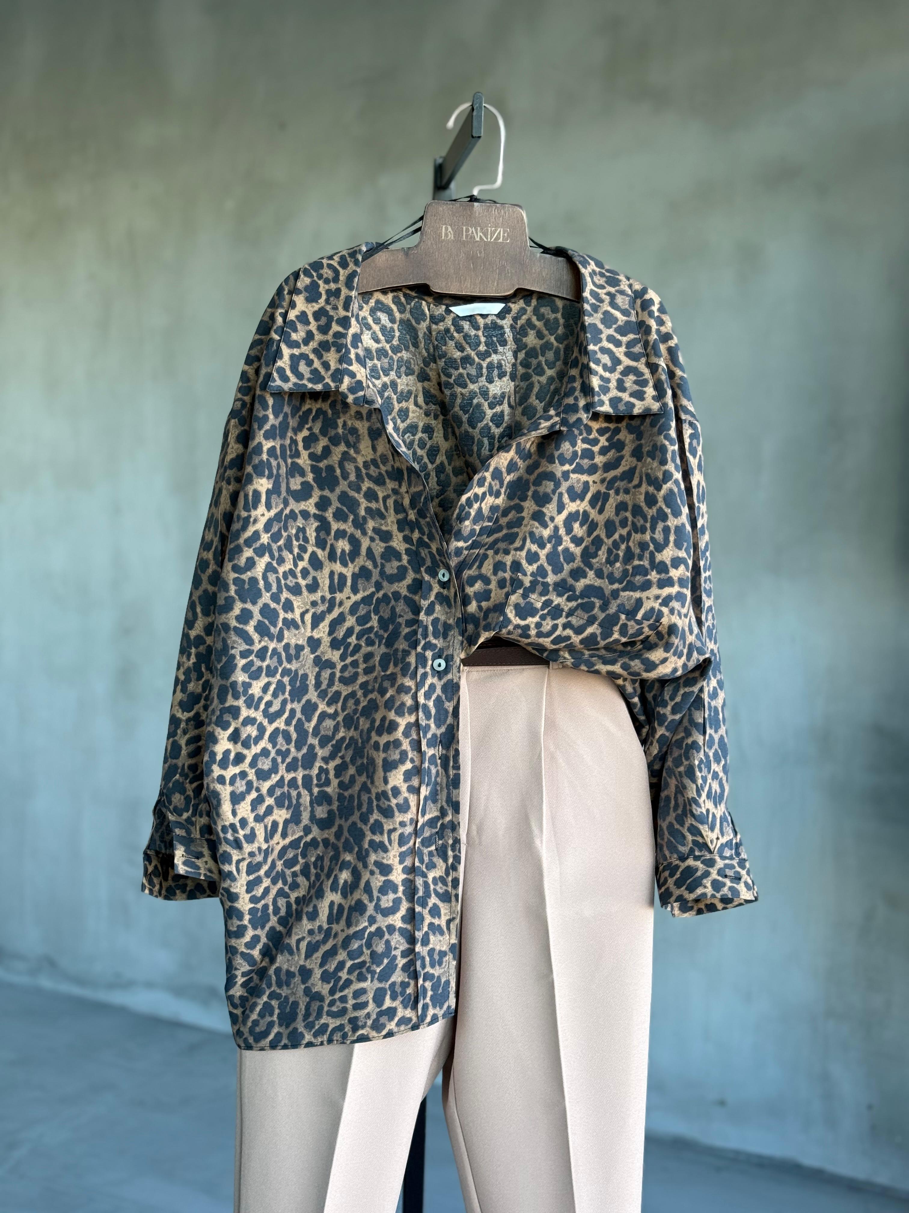Düşük Omuzlu Oversize Leopar Desenli Gömlek (Kahve)