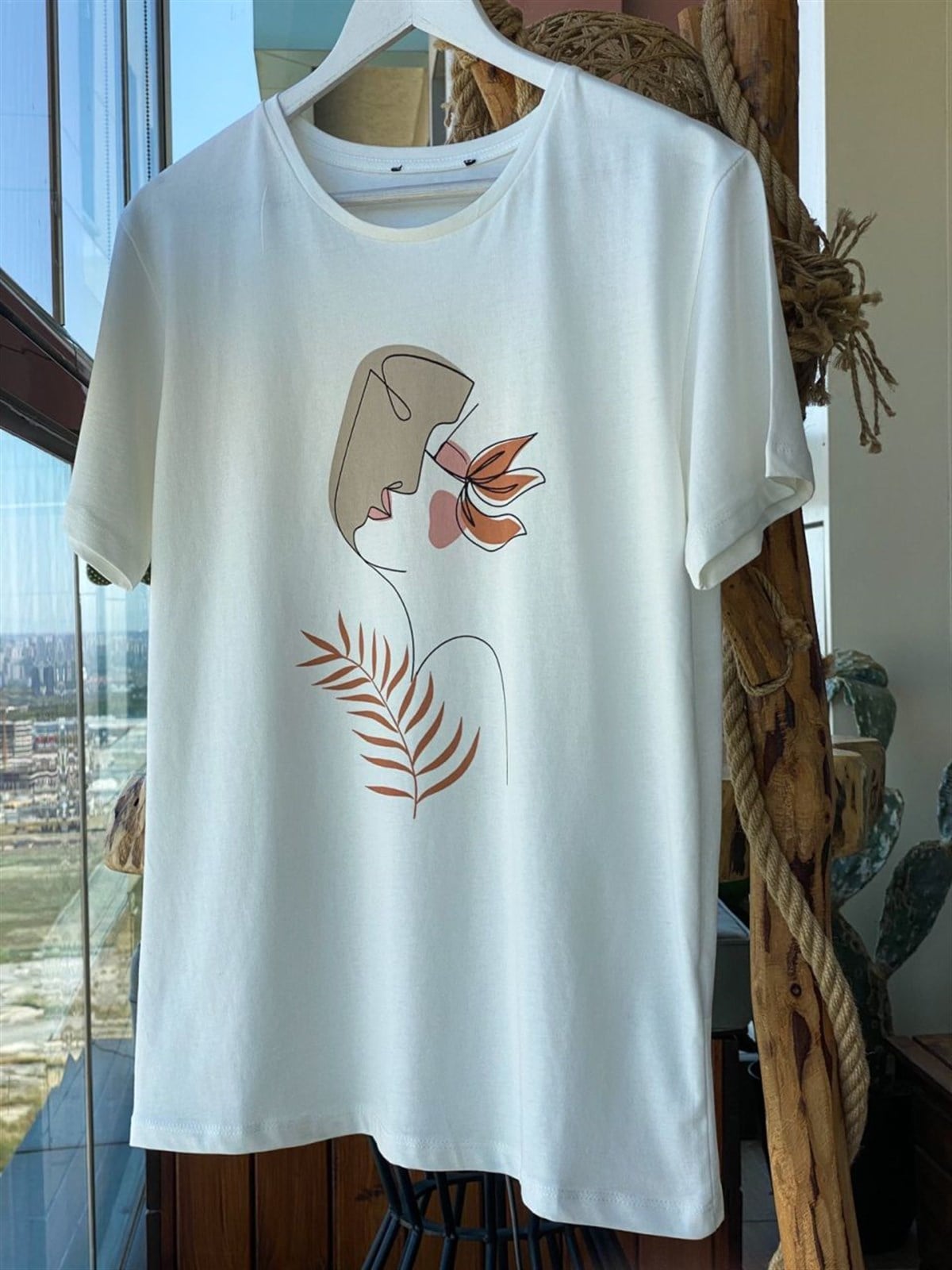 Figür Detaylı Tshirt