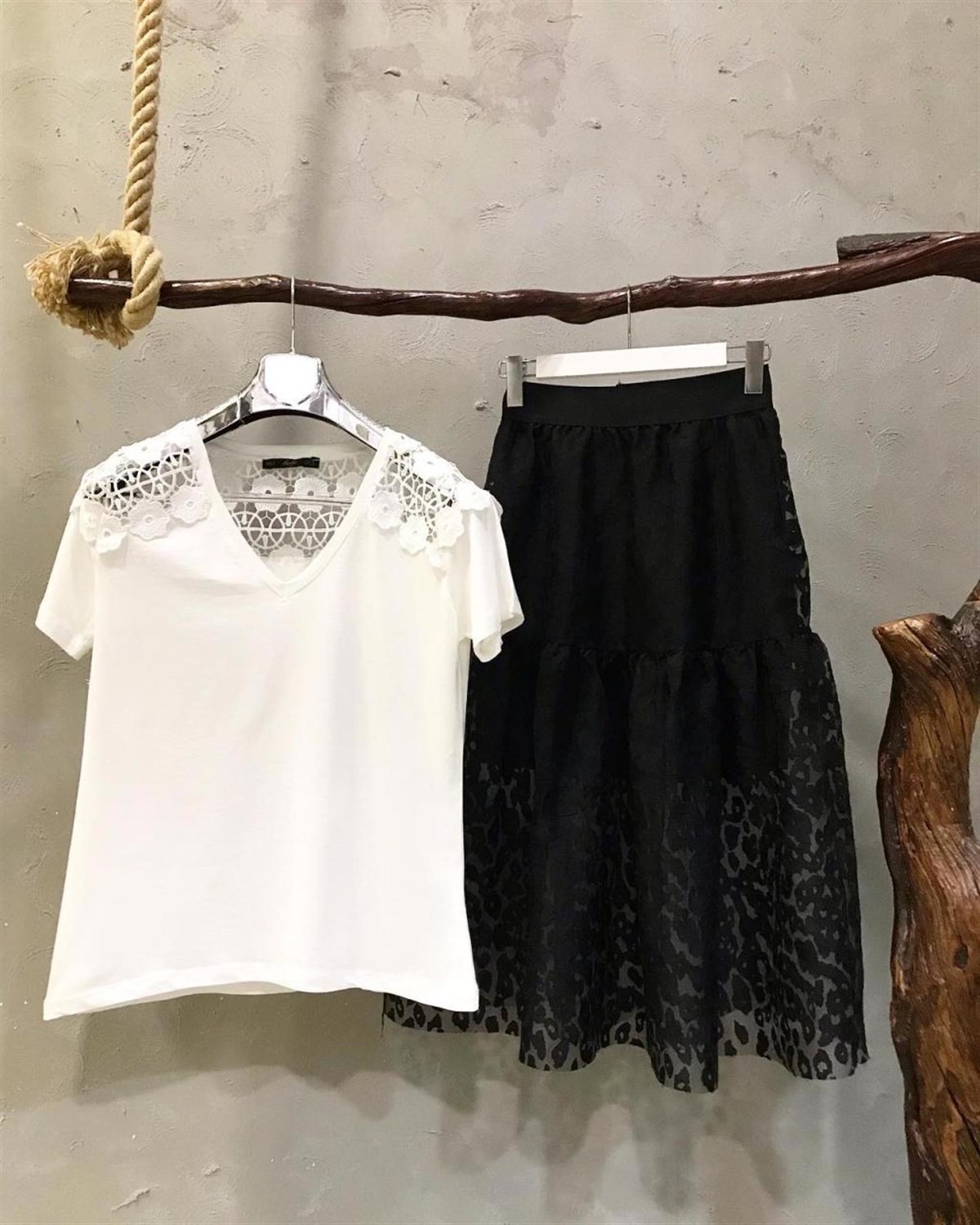 Gübür Detaylı V Yaka Basic Tshirt
