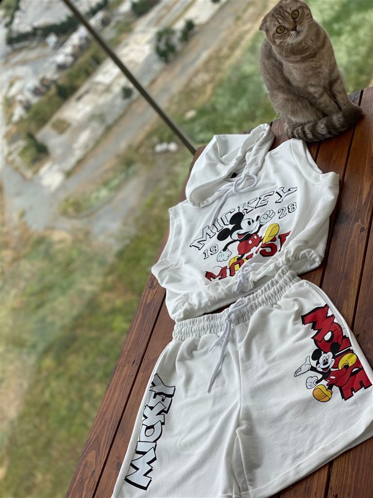 Kapşonlu Mickey Baskılı Şortlu Takım (Beyaz)