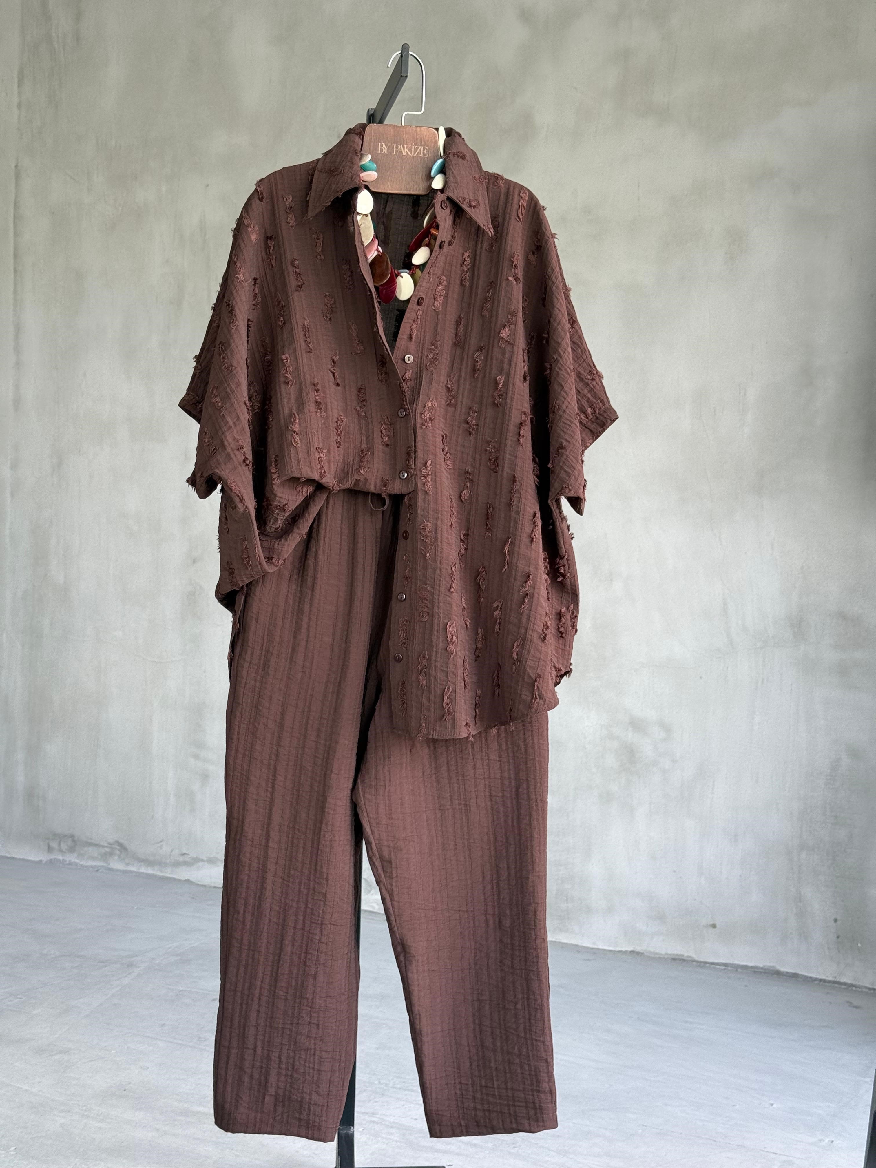 Kırçıl Detaylı Yakalı Takım (Kahve)