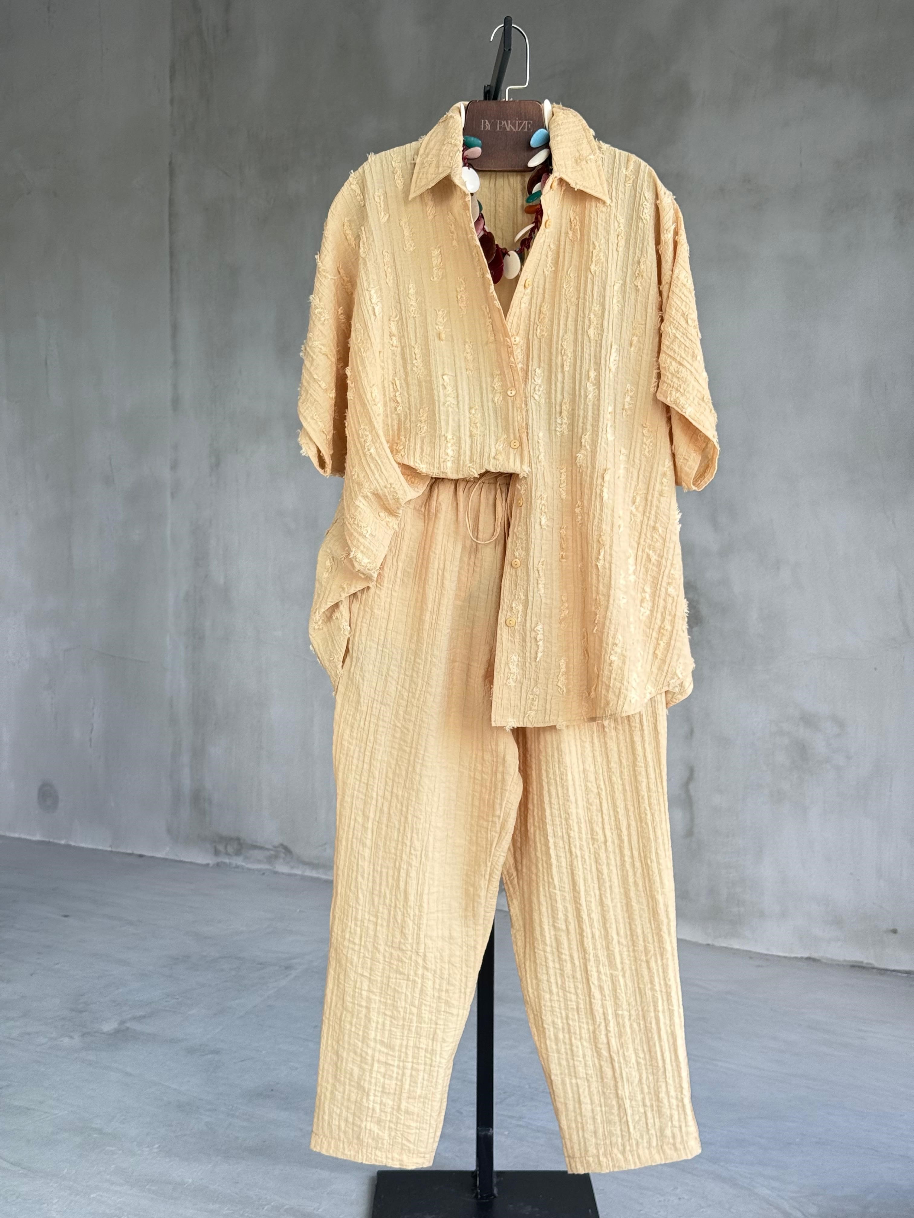 Kırçıl Detaylı Yakalı Takım (Sarı)