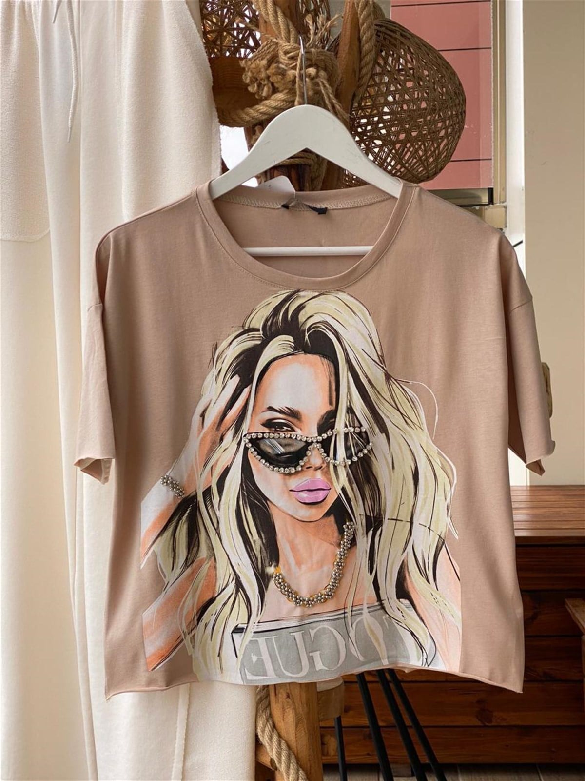 Kız Baskılı Kristal Taş İşçilikli Tshirt  (BEJ)