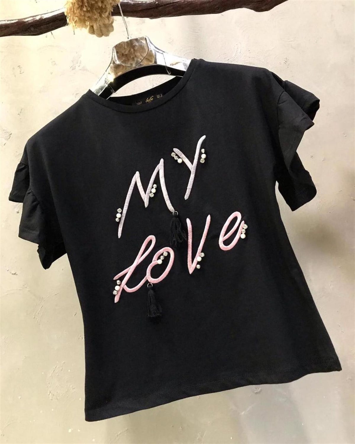Kolları Fırfır Detaylı Yazı İnci Ve Nakış İşlemeli Tshirt (SİYAH)