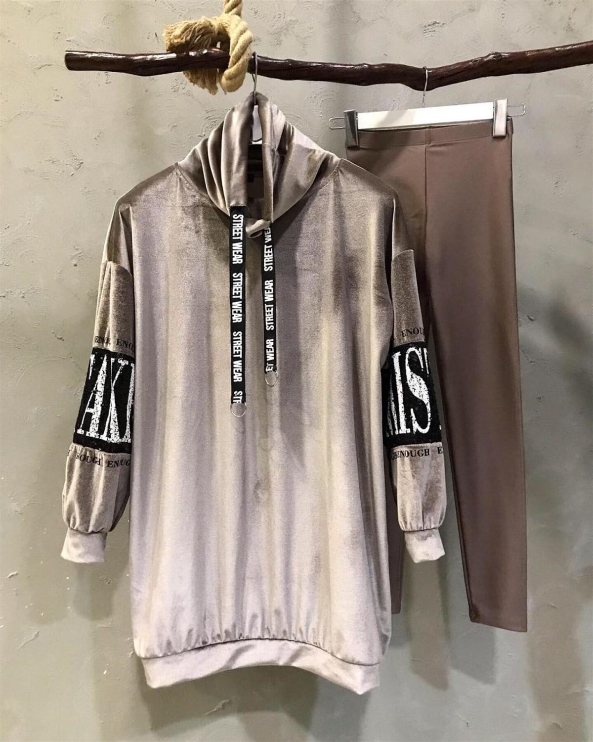 Kolları Payet Detaylı Kadife Sweatshirt (VİZON)