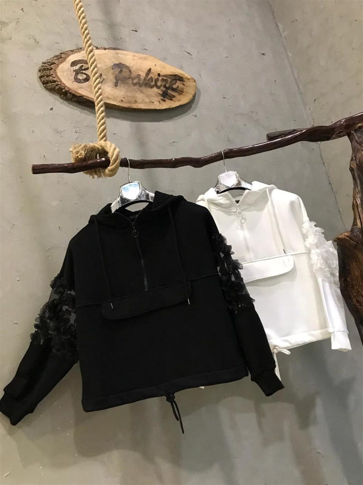 Kolu Tül Detaylı Kapşonlu Sweatshirt (SİYAH)