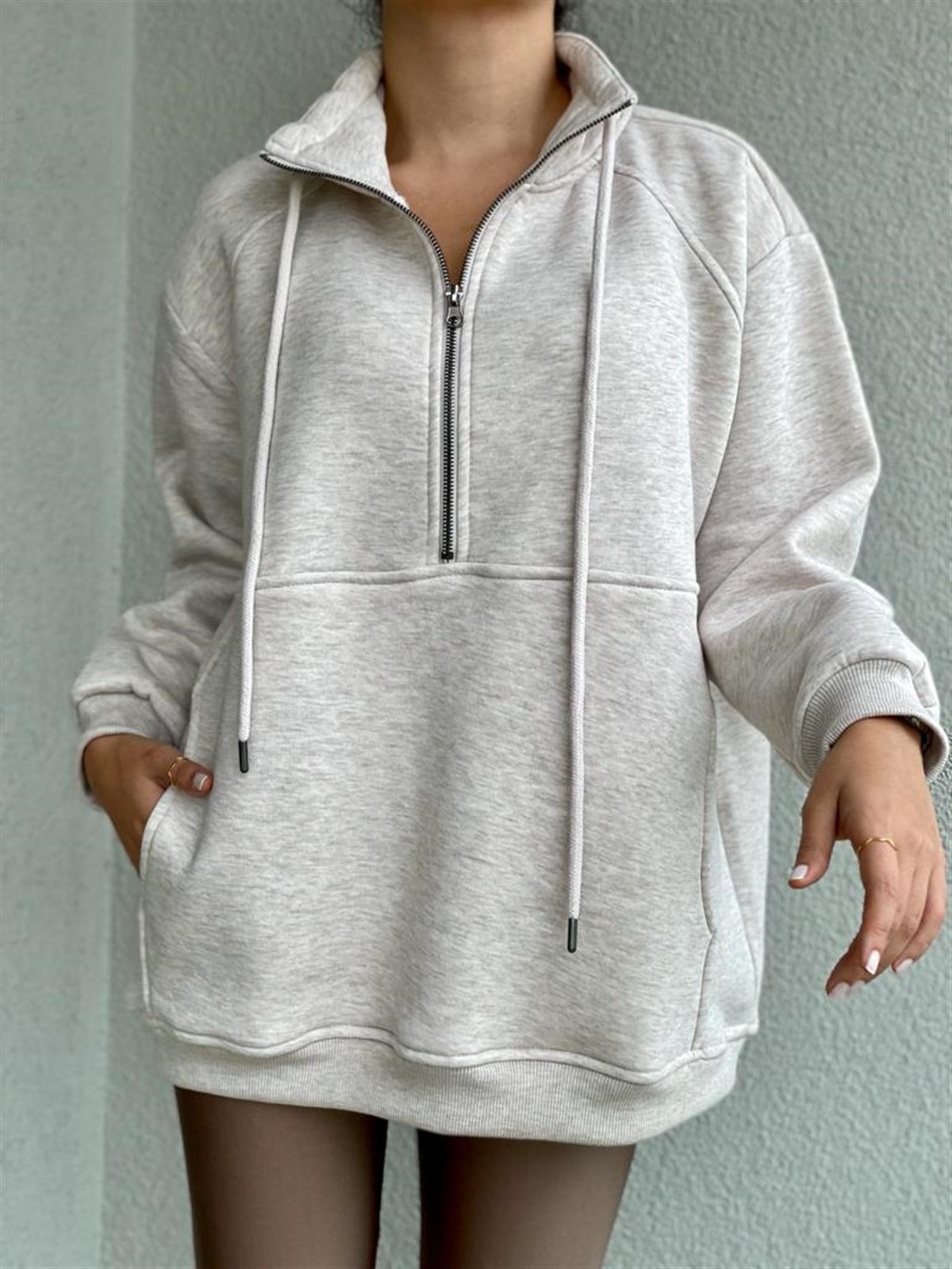 Önden Cepli Boğazlı Sweat (Bej)