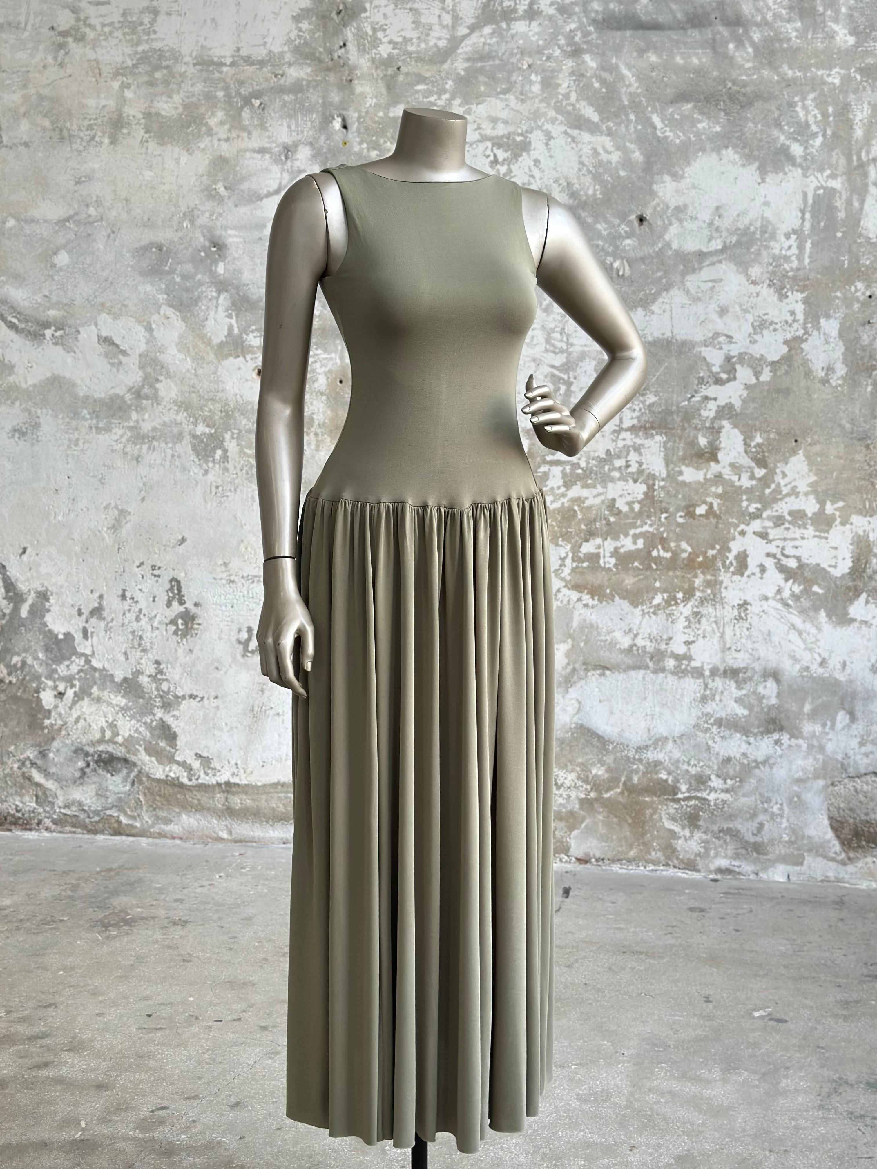 Sırt Dekolte Detaylı Kloş Elbise (Haki)