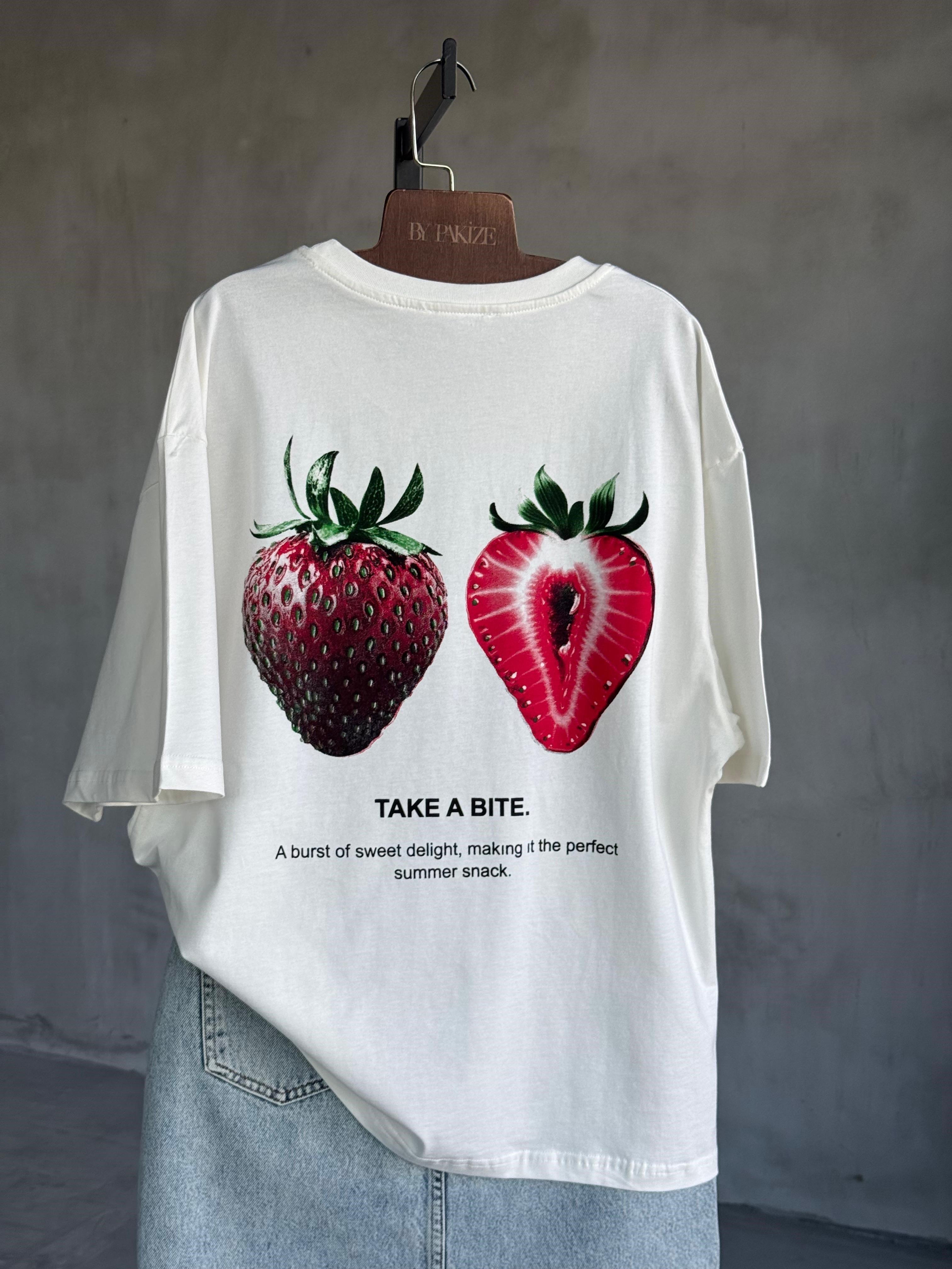 Sırtı Çilek Baskılı Oversize Tişört (Beyaz)
