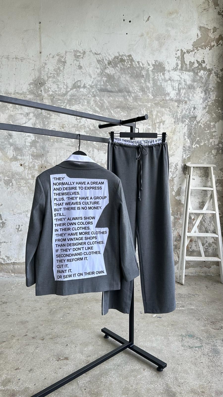 Tasarım Gömlek Detaylı Arkası Baskılı Blazer Ceket (Gri)