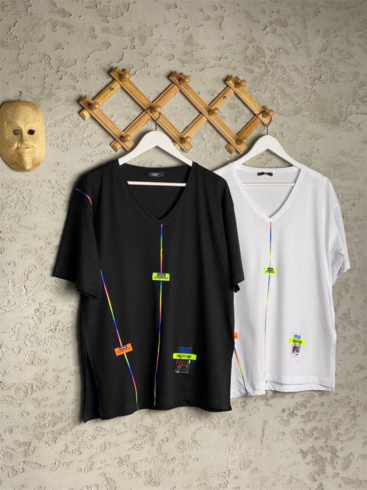 V Yaka Tasarım Etiketli Tshirt (Beyaz/Siyah)
